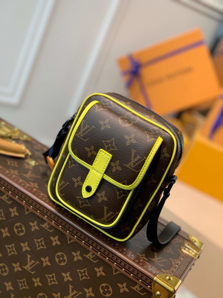 Louis Vuitton Christopher Wearable Wallet Bags M80793