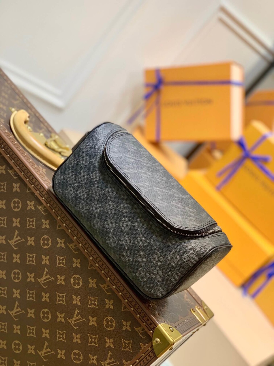 Louis Vuitton Toiletry pouch N47625