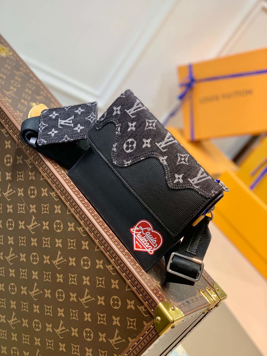 Louis Vuitton Trio Pouch Messenger Bag M81013