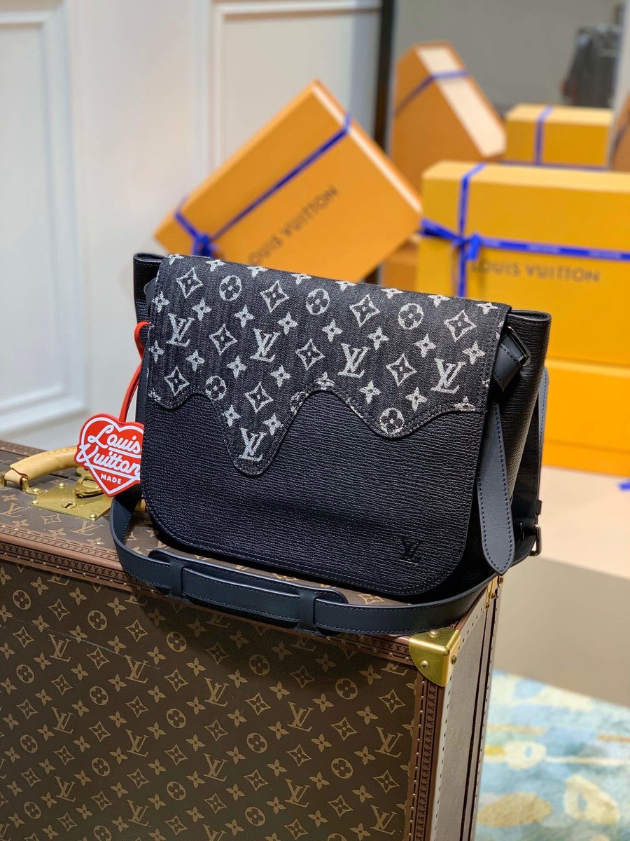 Louis Vuitton Besace Tokyo messenger bag M45971 black